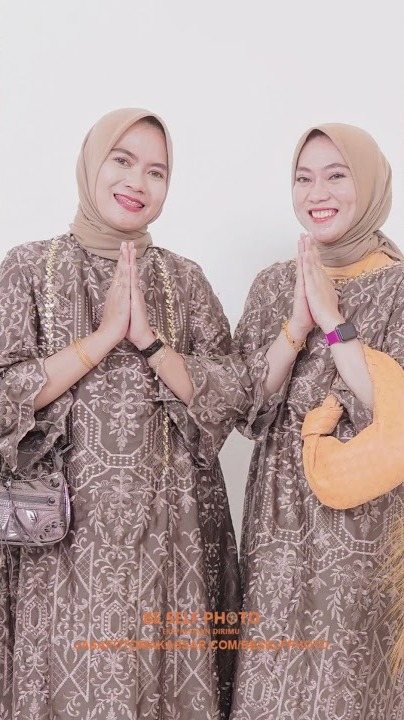 Self photo dua sahabat dengan baju kembar
