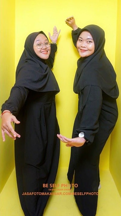 Self photo sahabat bergaya bebas