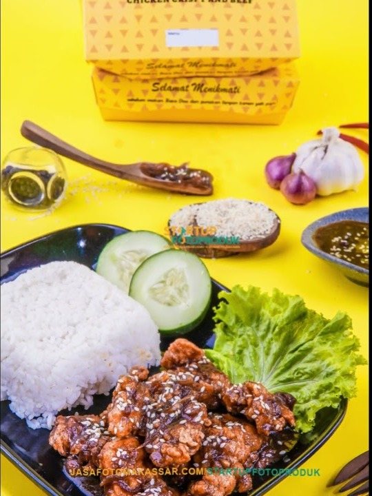 Foto produk makanan ayam dengan background kuning