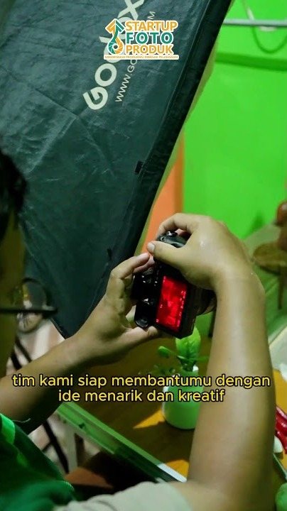 Proses pemotretan produk di studio Startup Foto Produk