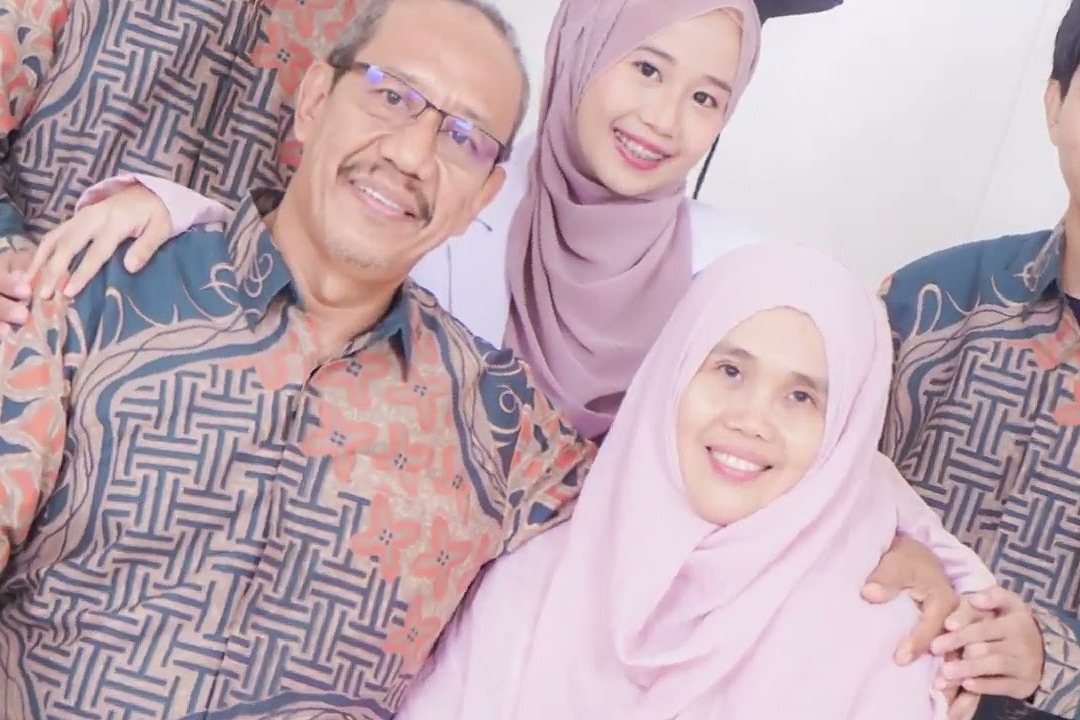 Foto keluarga di studio — Terasha Studio cabang Gowa dari Topsgraphy Studio