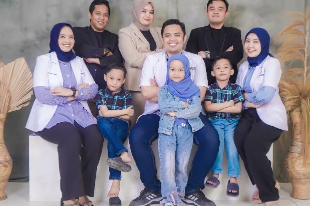 Foto keluarga besar di Topsgraphy Studio Makassar
