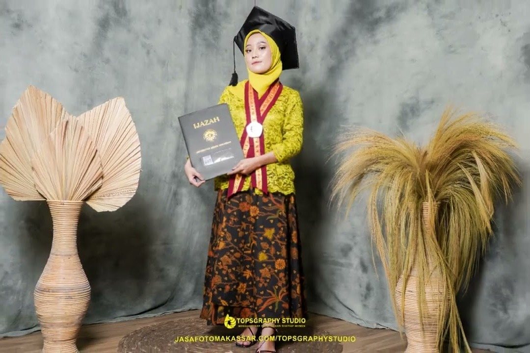 Foto wisuda di studio — Terasha Studio, cabang Topsgraphy Studio di Gowa