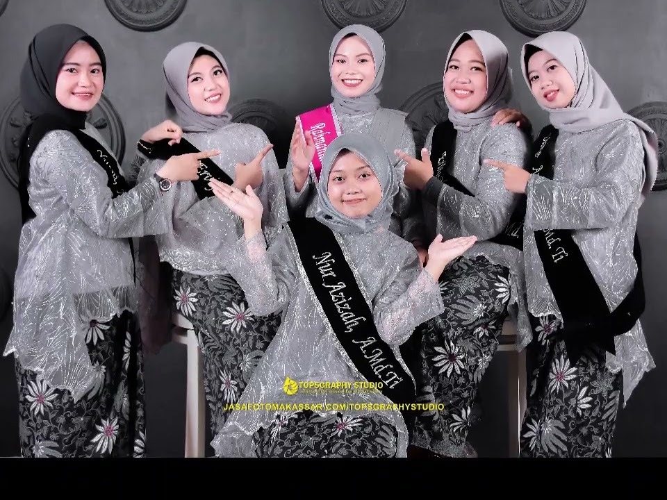 Foto wisuda bersama teman — layanan Topsgraphy & Terasha Studio