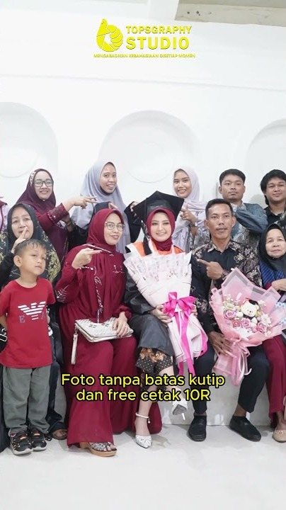 Foto wisuda bersama keluarga besar di Topsgraphy Studio
